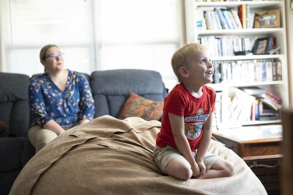 Francis Gaskin, de 4 años, viendo "Octonautas: Misión en la Tierra", serie derivada de un programa de la BBC de larga duración disponible en Netflix y que aborda el cambio climático de manera explícita, con su madre, Stephanie, en Houston, el 23 de septiembre de 2022. (Brandon Thibodeaux/The New York Times).