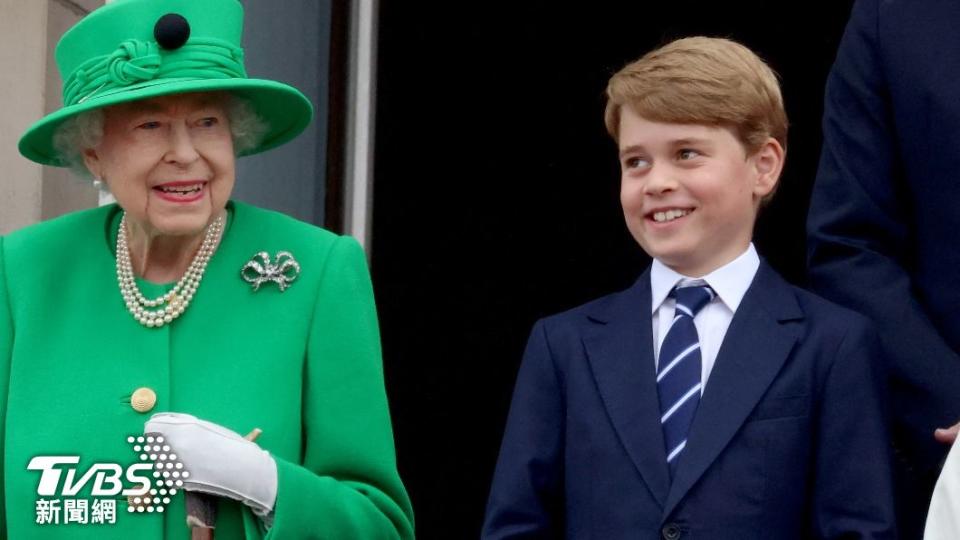 王室助手建議讓喬治王子出席女王國葬，展現君主制的未來。（圖／達志影像路透社）