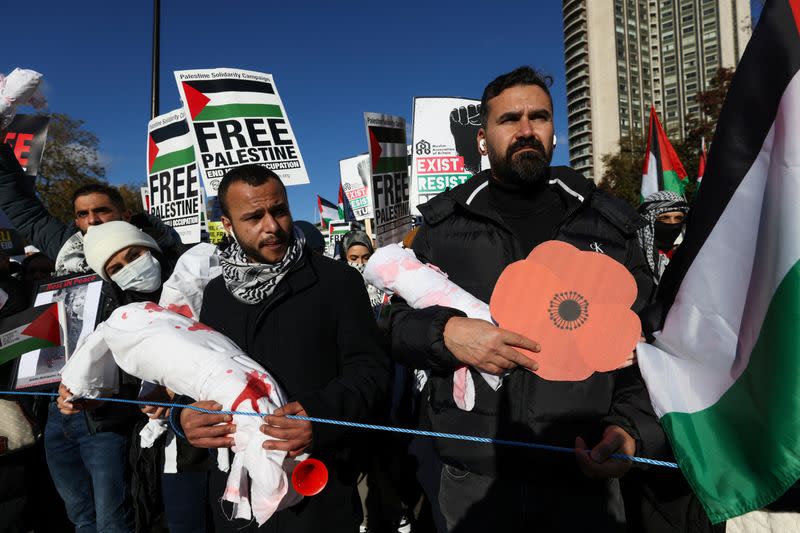 Los manifestantes asisten a una protesta en solidaridad con los palestinos en Gaza, en medio del conflicto en curso entre Israel y el grupo islamista palestino Hamás, en Londres, Inglaterra