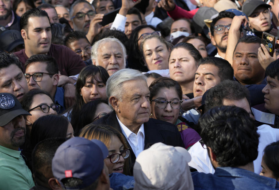 El presidente mexicano Andrés Manuel López Obrador, al centro, camina entre sus simpatizantes durante una marcha para apoyar a su gobierno, el domingo 27 de noviembre de 2022, en la Ciudad de México. (AP Foto/Fernando Llano)