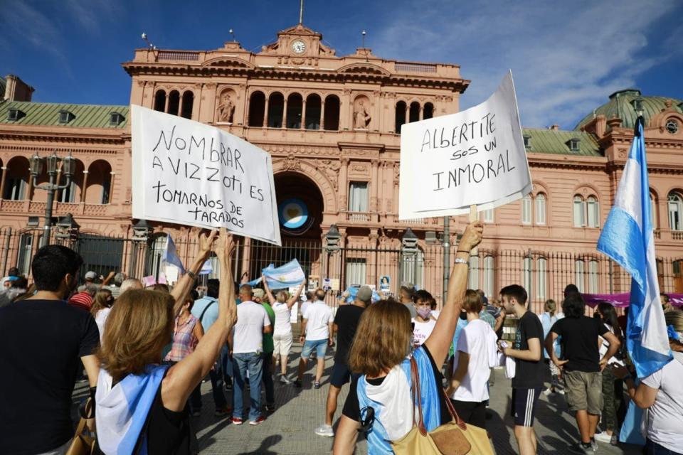 Los manifestantes de la marcha del 27F frente a la Casa Rosada