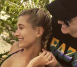 En diciembre de 2015, un año después de que Hailey desmintiera su noviazgo, protagonizó un divertido vídeo con el cantante que dejaba claro que no eran solo amigos. (Foto: Instagram / <a href="https://www.instagram.com/p/_4zGqlgvmc/?utm_source=ig_embed" rel="nofollow noopener" target="_blank" data-ylk="slk:@justinbieber;elm:context_link;itc:0;sec:content-canvas" class="link ">@justinbieber</a>)