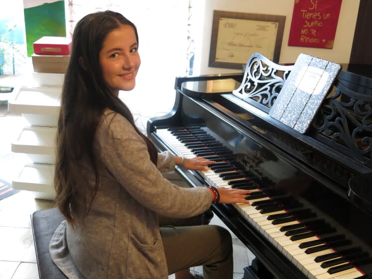 La pianista mexicana María Hanneman posa en Naucalpan, México, el 29 de julio de 2022. Hanneman es una de las artistas que se presentarán en el Festival Internacional Cervantino en Guanajuato, México, programado del 12 al 30 de octubre. (Foto AP/Berenice Bautista)