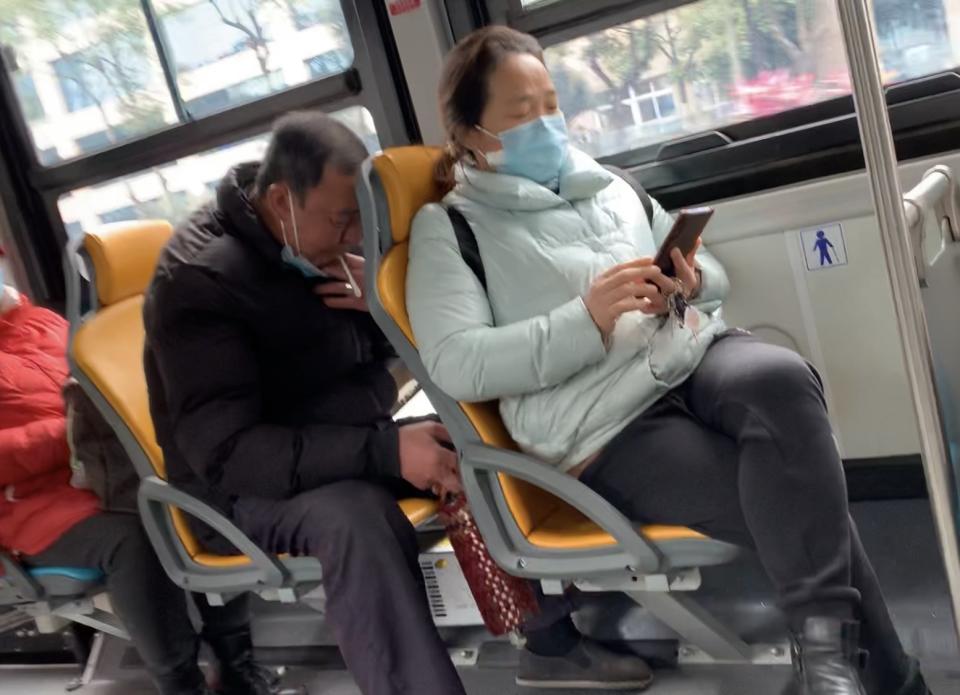 An elderly man in Chengdu was constantly coughing on the bus, even pulled down his mask and lowered his head to spit wildly. Photo by Liu Yiting