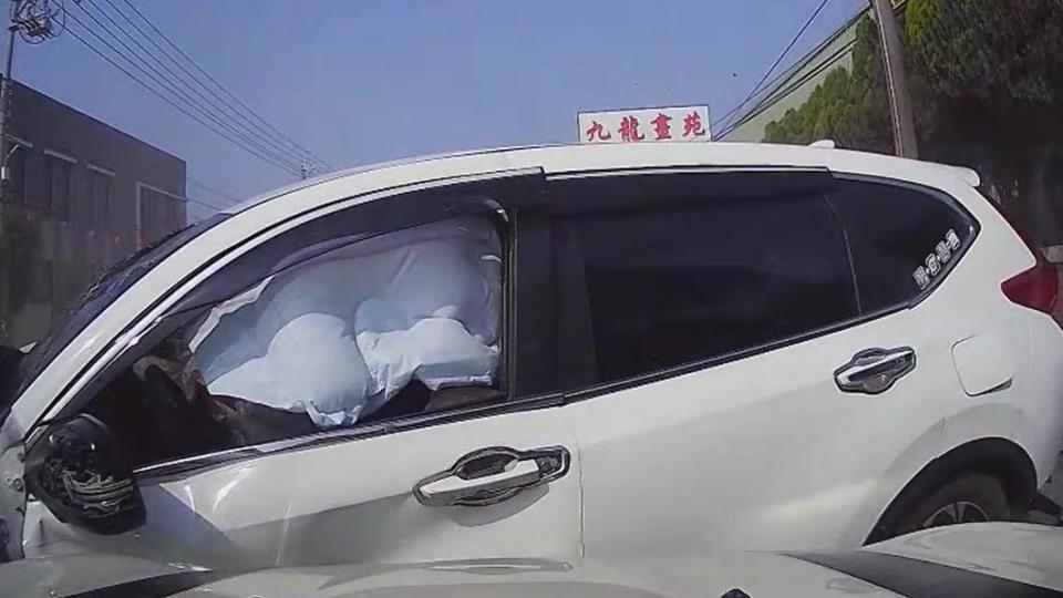 休旅車的安全氣囊爆開。（圖／民眾提供）