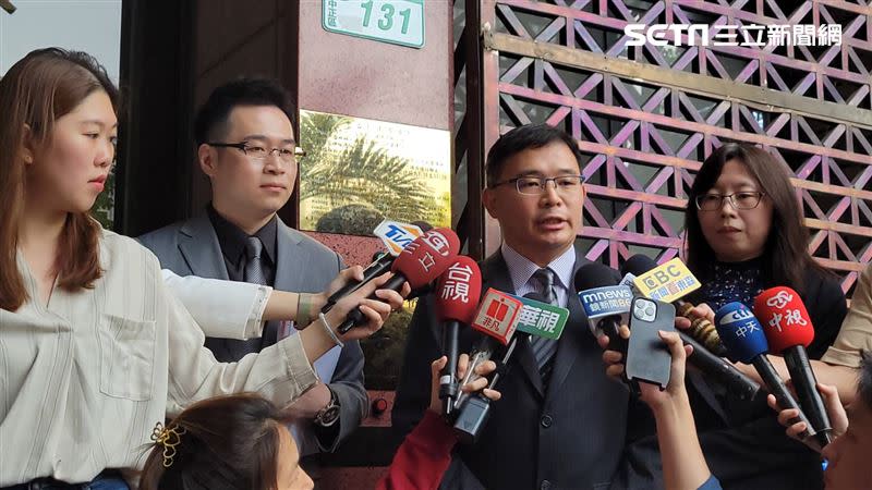 律師林文鵬(中)受多名股東委任，赴北檢對張國華等10名長榮海運董事提告。（圖／記者楊佩琪攝）