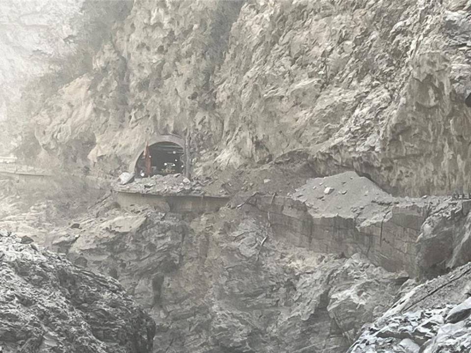 花蓮大地震重創當地觀光，圖為震後明隧道沿途落石土方一景。（資料照／民眾提供）