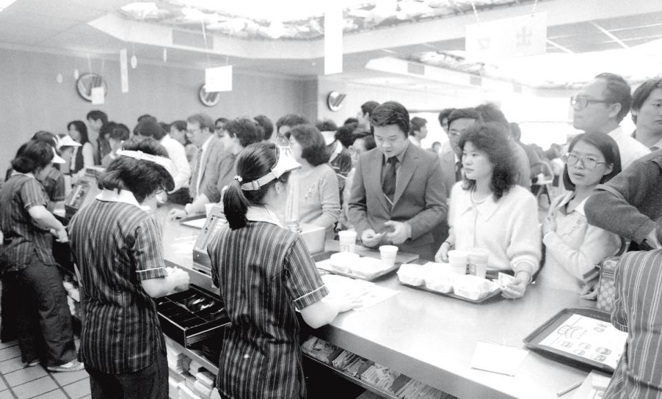 台灣第1家麥當勞開幕後的2個月，門市仍擠滿排隊的購買人潮。（聯合知識庫）