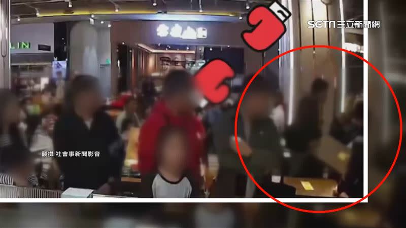 劉姓民眾跟一旁的潘姓男子借椅子，不料潘姓男子直接翻桌，兩人爆發口角衝突。（圖／翻攝自社會事新聞影音）