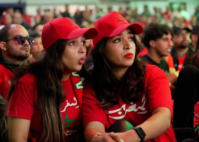 FOTO DE ARCHIVO. Fútbol - Copa Mundial de la FIFA Qatar 2022 - Aficionados en Casablanca ven el partido Marruecos versus Portugal - Casablanca, Marruecos - 10 de diciembre de 2022 - Aficionadas de Marruecos ven el partido