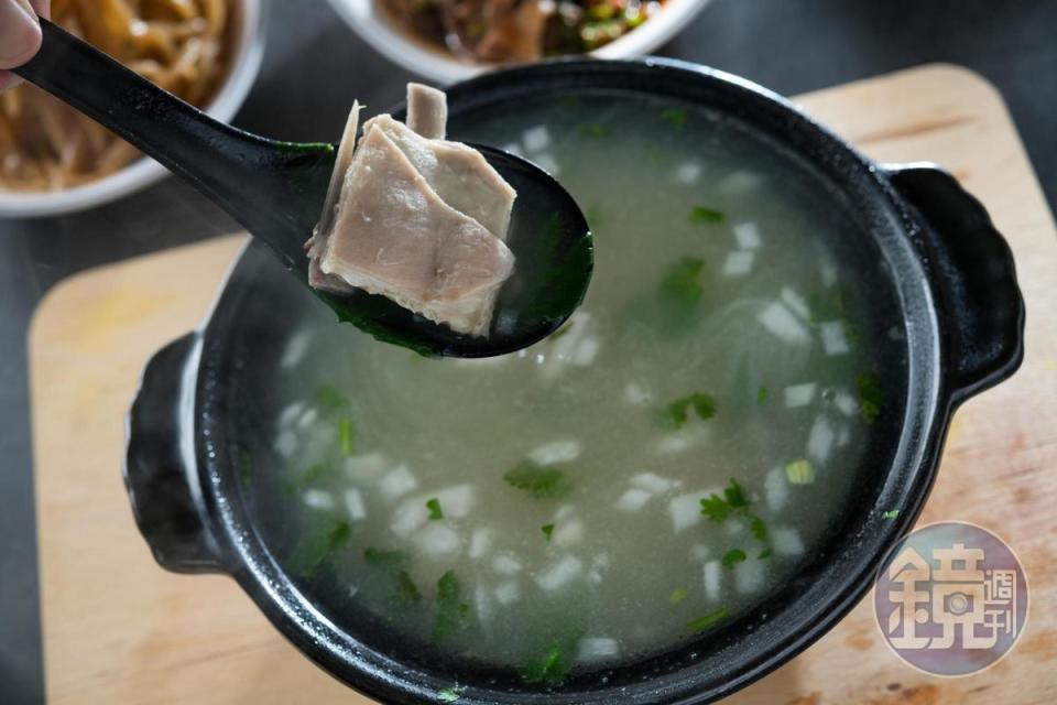 「清燉羊肉湯」僅用洋蔥和薑來煮羊小排，呈現原始羊味，湯頭清甜不腥。（165元／小份）