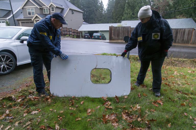 El panel que salió volando de una puerta de emergencia en el vuelo 1282 de Alaska Airlines, el lunes 8 de enero de 2024, en Portland, Oregon.