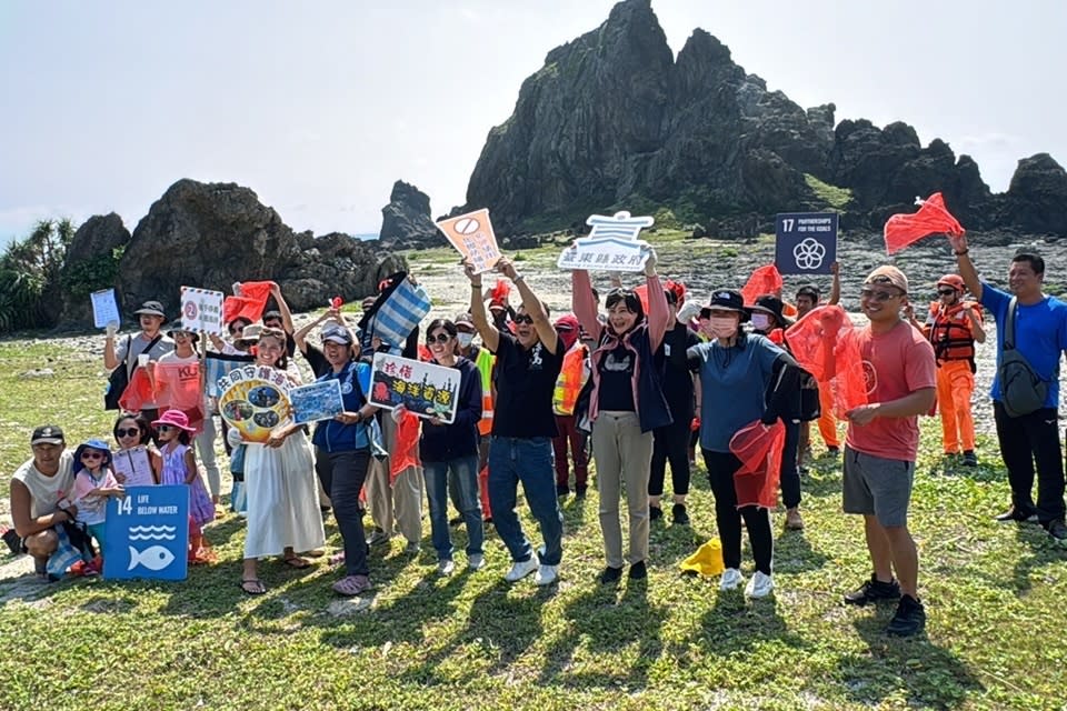 臺東縣環保局辦理綠島鄉柚子湖淨灘活動，共計77人參與，清理出90.5公斤海洋廢棄物。