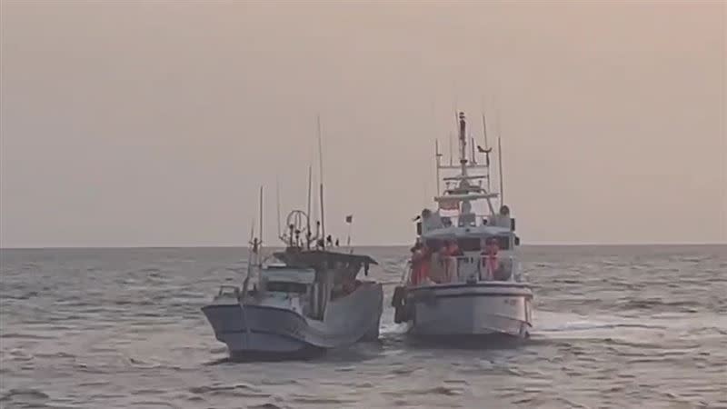 海巡人員發現失聯的「鴻興漁號」漁船。（圖／翻攝畫面）