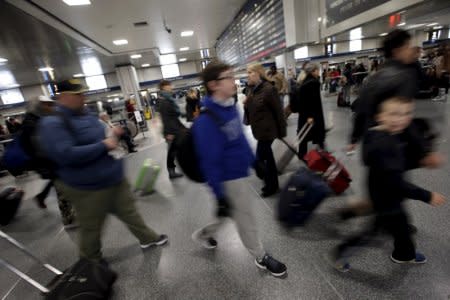 Travelers make their way through a busy Pennsylvania Station in the Manhattan borough of New York City, November 25, 2015. REUTERS/Mike Segar