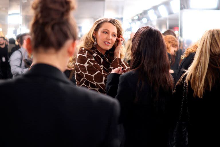 La actriz Blake Lively, con un abrigo con estampa de jirafa, dijo presente en la presentación del diseñador norteamericano Michael Kors durante la Semana de la Moda en Nueva York