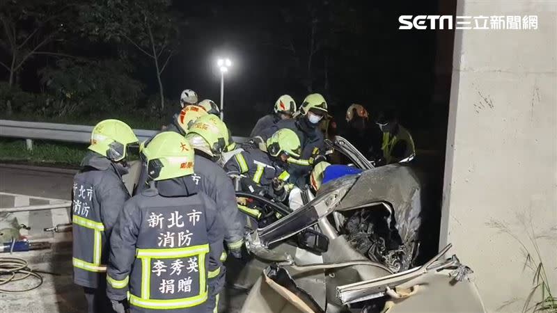 肇事轎車失控自撞，車體全毀，駕駛命危送醫。（圖／翻攝畫面）