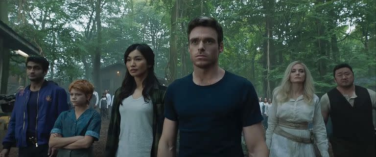 Richard Madden, Gemma Chan y elenco en una escena de Eternals