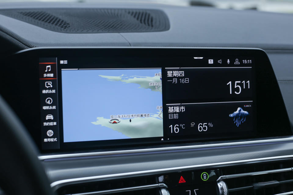 中控觸控顯示幕整合了 iDrive 控制系統與原廠衛星導航系統。