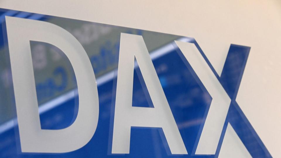 Das Wort «Dax» steht im Handelssaal der Frankfurter Wertpapierbörse an einer Wand.