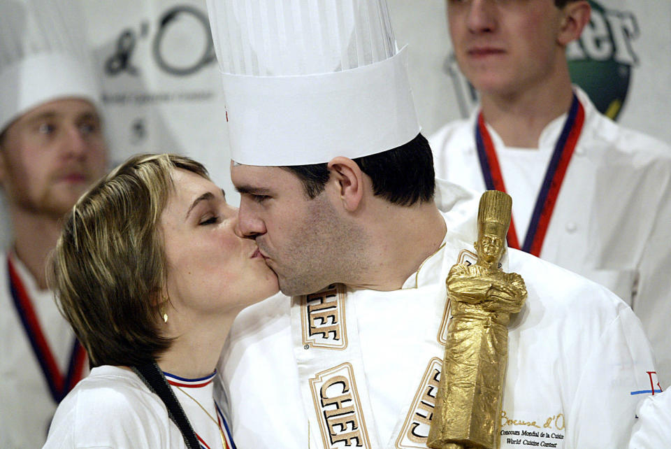 Le cuisinier français Serge Vieira, ici embrassant son épouse après avoir remporté le Bocuse d’Or, à Lyon, en 2005.