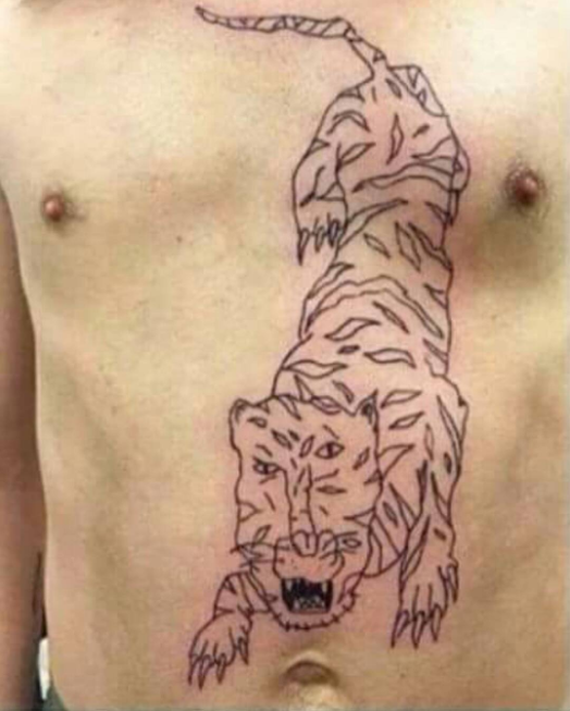 <p>Ist das große Kunst oder doch nur schlechte Arbeit? Selbstbewusst streckt dieser Unbekannte seine Brust in die Kamera, um sein neues Tiger-Tattoo zu präsentieren. Doch wenn der Tätowierte nicht gerade eine Tiger-Interpretation im gebrochenen Stile eines Egon Schiele verlangt hat, dann ist diese Körperbemalung ordentlich daneben gegangen. (Bild: Screenshot/instagram.com/editpadar) </p>