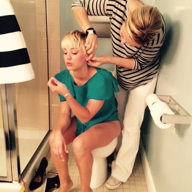 <p>We think there is a rule: When you are among the highest paid TV stars, you have to multitask on the loo. Ya gotta do what ya gotta do … apparently. (Photo: <a rel="nofollow noopener" href="https://www.instagram.com/p/tQdP8jOWXx/" target="_blank" data-ylk="slk:Kaley Cuoco via Instagram;elm:context_link;itc:0;sec:content-canvas" class="link ">Kaley Cuoco via Instagram</a>) </p>