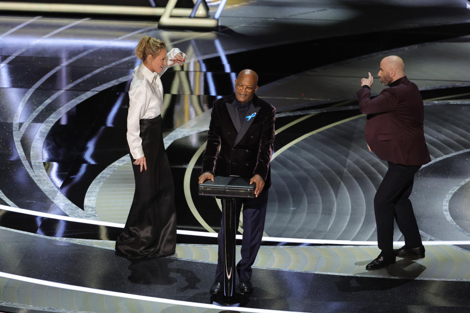 HOLLYWOOD, CALIFORNIA - MARCH 27: (L-R) Uma Thurman, Samuel L. Jackson, and John Travolta speak onstage during the 94th Annual Academy Awards at Dolby Theatre on March 27, 2022 in Hollywood, California. (Photo by Neilson Barnard/Getty Images)