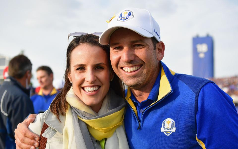 Sergio García y su esposa Ángela García posan para una foto durante la Ryder Cup 2018