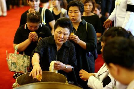 People mourn for Thailand's late King Bhumibol Adulyadej at the Grand Palace in Bangkok, Thailand, October 14, 2016. REUTERS/Athit Perawongmetha