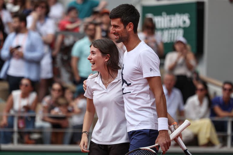 Novak Djokovic y una invitada durante la exhibición benéfica en la previa de Roland Garros