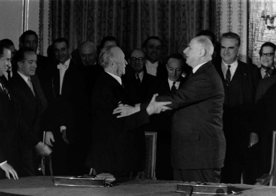 Adenauer und de Gaulle umarmen sich nach der Unterzeichnung des Élysée-Vertrags (Bild: AP Photo)