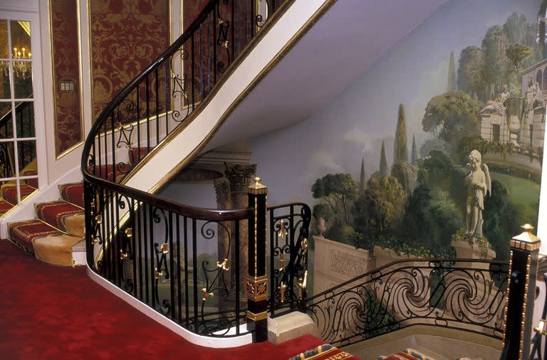 Una imagen de la escalera de la casa de Ivana Trump en Manhattan; su cuerpo fue hallado al pie de las escaleras