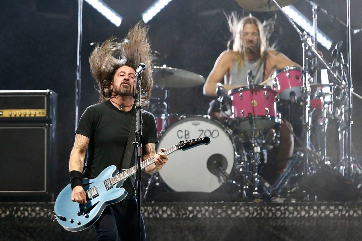 Santiago, Chile, am 18. März 2022: Dave Grohl und Taylor Hawkins von den Foo Fighters rocken auf der Bühne des Lollapalooza-Festivals in Chile. Der Drummer verstarb wenige Tage später, am 25. März, in Kolumbien. (Bild: 2022 Getty Images/Marcelo Hernandez)
