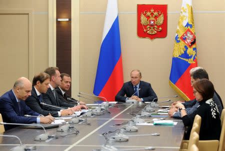 Russian President Vladimir Putin chairs a meeting with government members at the Novo-Ogaryovo state residence outside Moscow, Russia, October 18, 2016. Sputnik/Kremlin/Mikhail Klimentyev via REUTERS