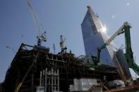 Construction cranes tower over the base of the 30 Hudson Yards building, Wells Fargo & Co.'s future offices on Manhattan's west side in New York March 22, 2016. REUTERS/Brendan McDermid