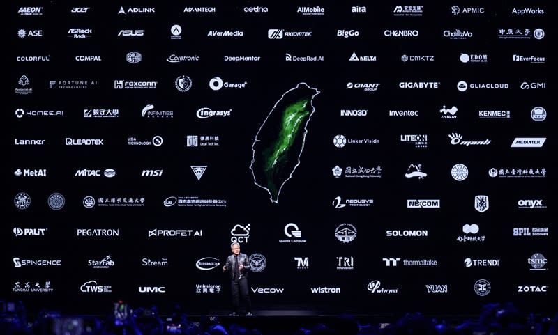 輝達（NVIDIA）執行長黃仁勳2日晚間在台大體育館演講，他說很高興來到台灣，台灣是輝達非常珍貴的夥伴集中地，輝達一切都從這裡開始。（中央社）