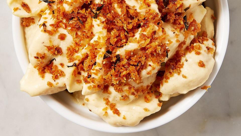 vegan mac and cheese topped with panko breadcrumbs