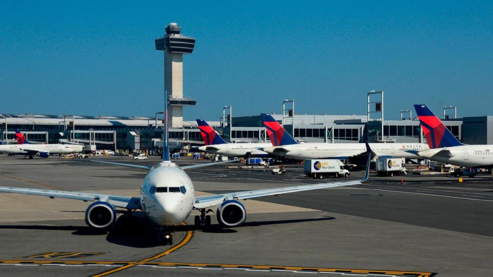 PHOTO: A Delta Airlines passenger jet taxis at John F. Kennedy International Airport in New York, Sept. 24, 2017. (Robert Alexander/Getty Images)