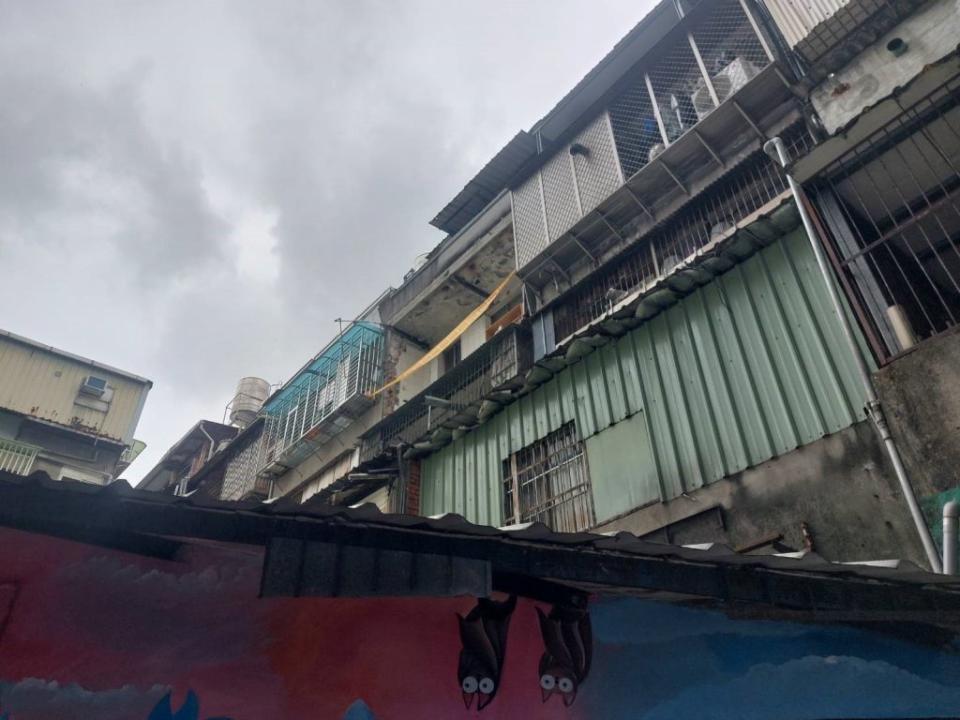 新北市新莊區西盛街有一處老舊公寓，屋主外推增建懸空突出外牆違建且有公安之虞，新北市違章建築拆除大隊已於3月初強制執行拆除完畢。（新北市工務局提供）