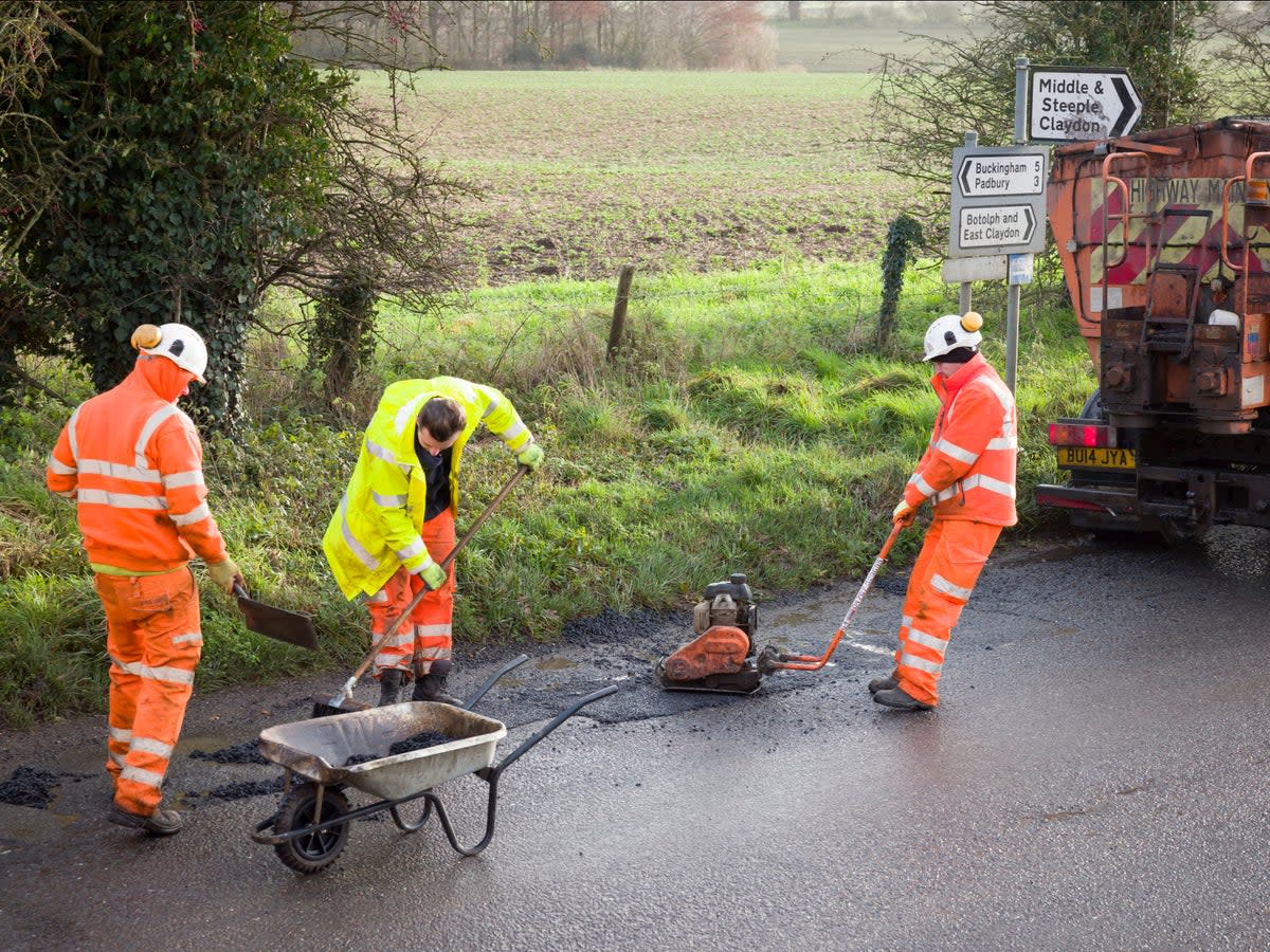 A road works team repairs a pothole in Buckingham (Getty Images/iStockphoto)