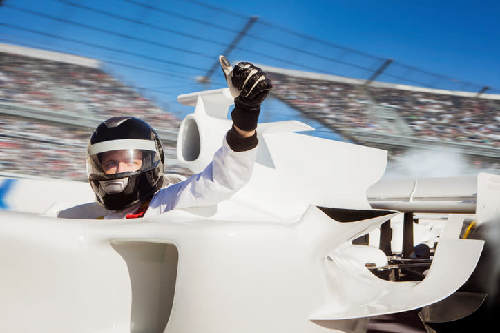 Una opción sería obsequiarle la posibilidad de conducir un automóvil de carreras. – Foto: Luxy/Getty Images