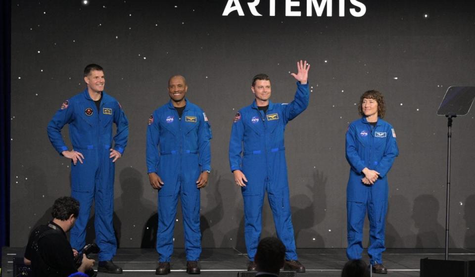 De izquierda a derecha: el astronauta de la CSA Jeremy Hansen y sus colegas de la NASA (en orden) Victor Glover, Reid Wisema y Christina Koch, durante su presentación a la prensa. Foto: cortesía NASA.