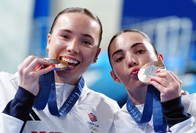  Great Britain’s Yasmin Harper and Scarlett Mew Jensen with their bronze medals 