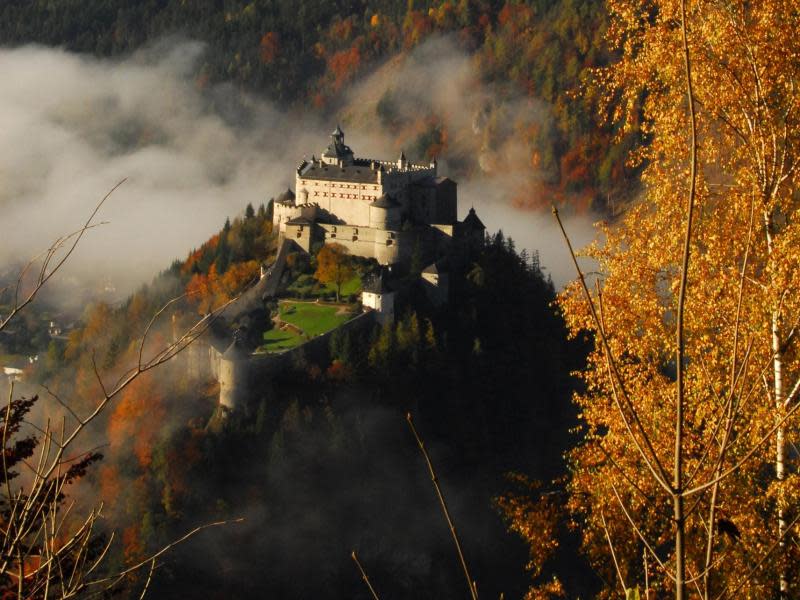 Wahrzeichen im herbstlichen Licht: Blick vom Aufstieg in die Eisriesenwelt auf die Burg Hohenwerfen. Foto: Daniel Patrick Görisch