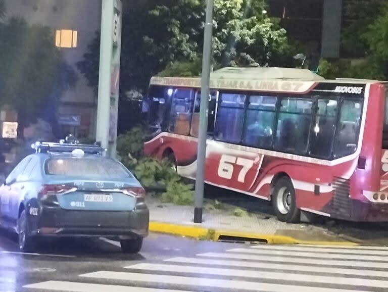 Siete heridos en un fuerte choque entre dos colectivos en plena 9 de julio