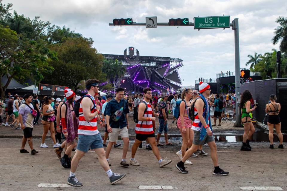 Festival goers walk along Biscayne Boulevard during Day 2 of Ultra 2024 at Bayfront Park in Downtown Miami on Saturday, March 23, 2024. D.A. Varela/dvarela@miamiherald.com