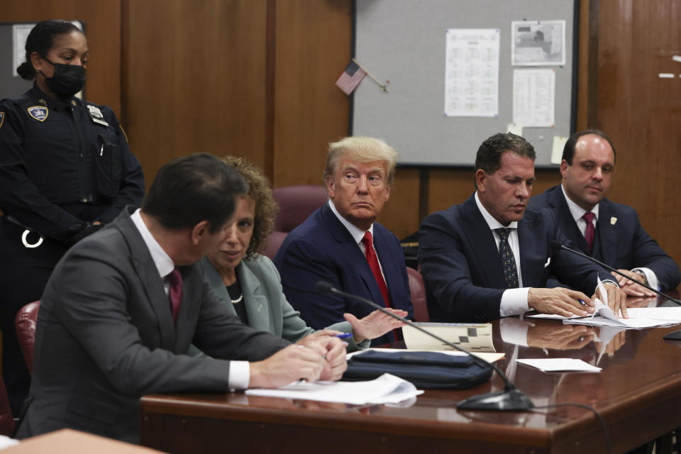 El expresidente Donald Trump asiste el martes 4 de abril de 2023 a una comparecencia ante el tribunal en Nueva York para escuchar cargos penales derivados de pagos de dinero a cambio de silencio durante su campaña de 2016. (Andrew Kelly/Foto de Pool vía AP)