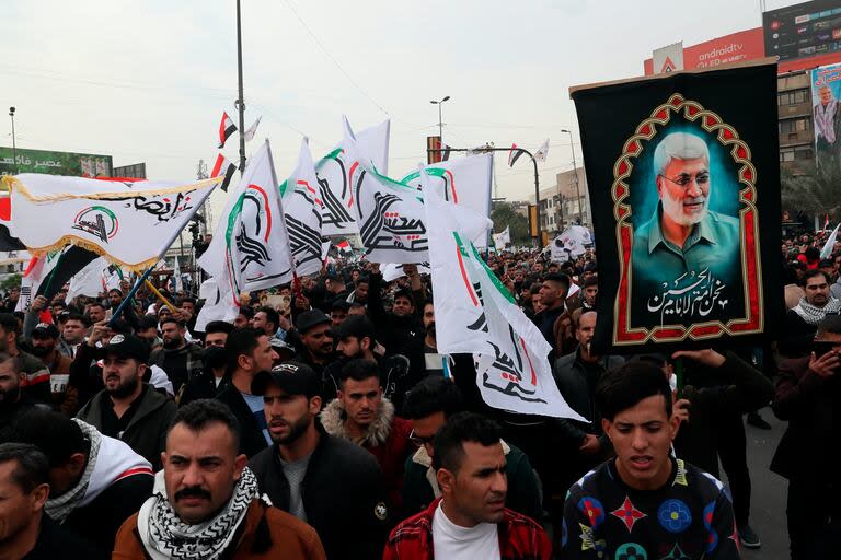 Simpatizantes y miembros de las Fuerzas de Movilización Popular efectúan el sábado 1 de enero de 2022 una protesta en Bagdad en el aniversario del asesinato del general iraní Qassim Soleimani y el subcomandante de ese grupo armado, en un ataque con dron lanzado por Estados Unidos