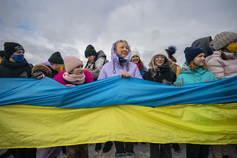 Un grupo de ucranianos tienen la bandera del país en una marcha nacionalista en el Día de la Unidad